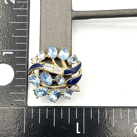 Vintage TRIFARI Earrings Icy Blue Rhinestone Enamel Clip Earrings Gold Tone 1" - Picture 10 of 10